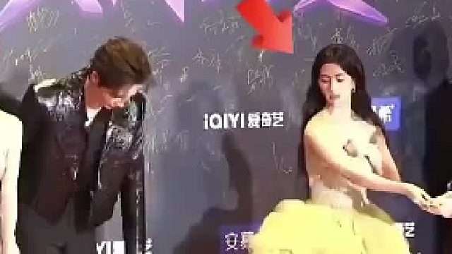 演员面对尴尬时刻。