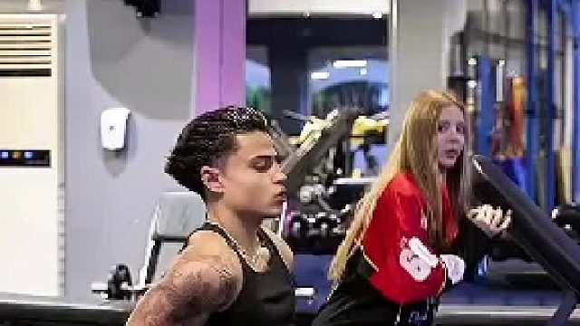 这男的有点小帅