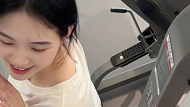 健身的女孩，自带光芒