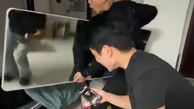 趁室友在睡觉放镜子放在他前面看看他什么反应