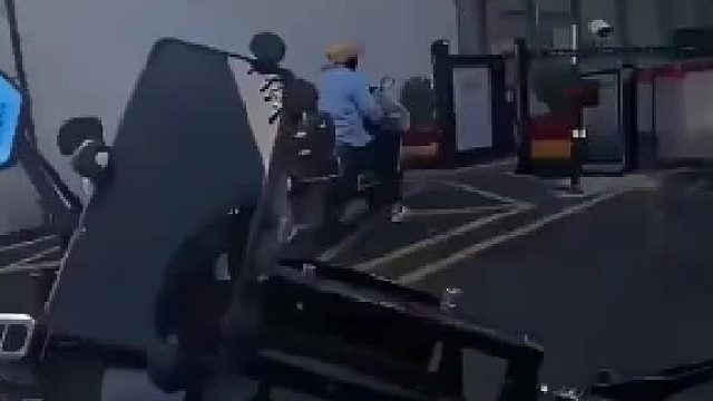 保安门口义务拦车，老骑手顺利送完，新骑手堵门干等