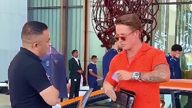 迪拜偶遇拖鞋哥 迪拜哈利法塔下