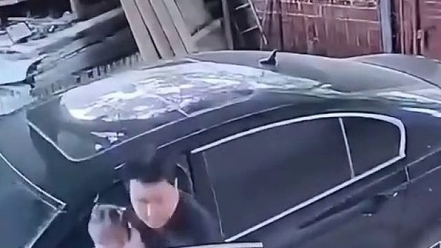 个人觉得，得给点教训，不然下次带走小孩子的可能就不是孩子爸爸了