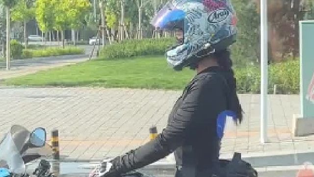 开车搭讪女骑，大哥好奇“正不正经”，看到一身装备瞬间懂了