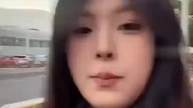 男友骑电动车来接下班，高情商女友这样操作，是个过日子的好手。