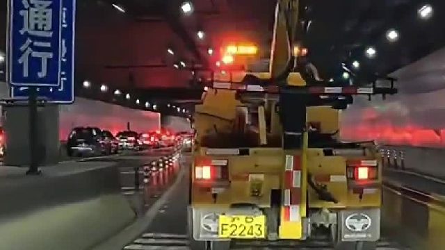 人家压是工作，你压就是违反交规