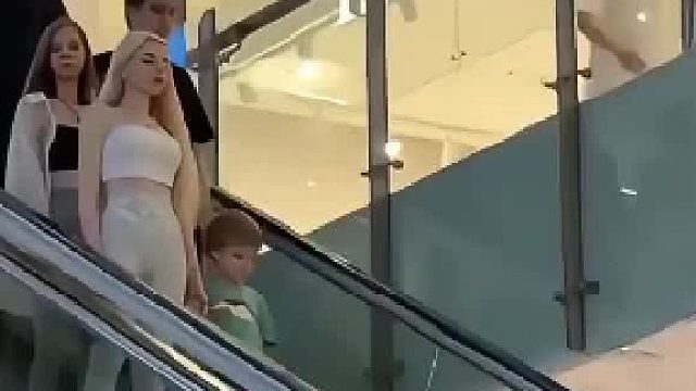 游客去中东旅游，在商场遇到了中东小王子，表情瞬间亮了