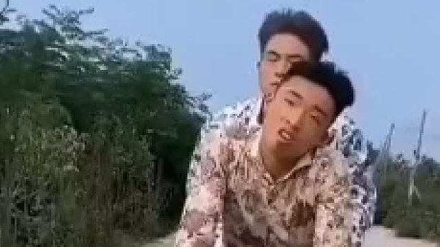 这个太搞笑了，但特别经典的装B动作！真是勇气可嘉啊！
