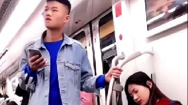 只怪这小伙不够帅