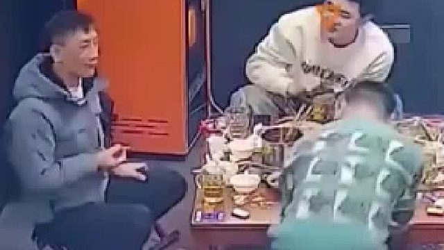 醉酒男子突然面色一变，接连摔碎多个酒瓶子，旁边的小伙一言不发