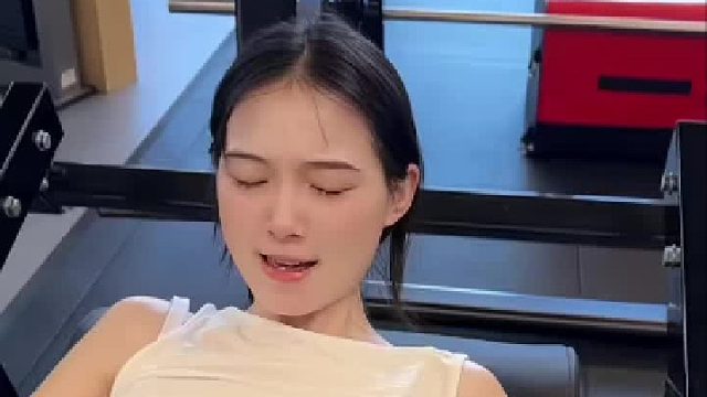 不用刻意撩人，身材自带引力