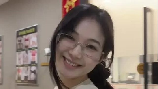 有点小坏，有点小撩，非常好看