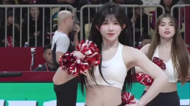 啦啦队一出场，全场都亮堂