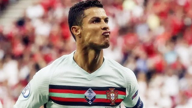 C罗急了！凶狠拼抢 暴怒推搡azp，被吹犯规摊手无奈