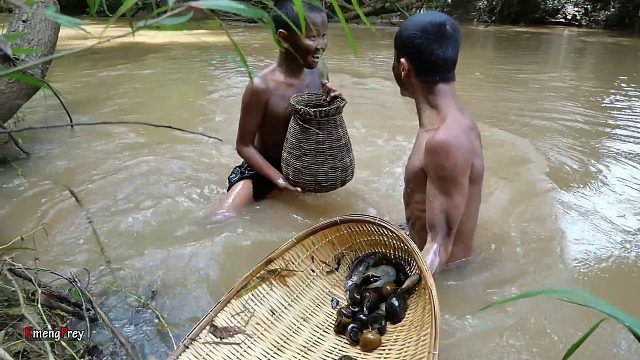 20260226 原始技术-在岩石上烹饪虾和传统捕鱼-吃得美味