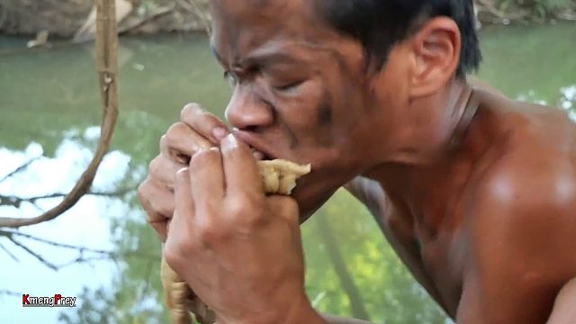 20260226 原始技术-煮猪肠晚餐吃得美味-Kmeng Prey