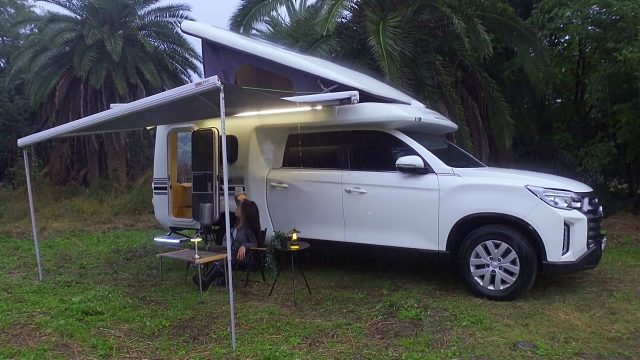 20260226 ️大雨中开着公路车露营车在棕榈林里露营｜露营