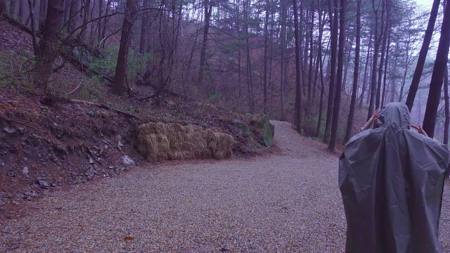 20260226 春天的雨天独自在雨中露营｜烤战斧、牛肋骨、肩架和一碗热腾腾的长切面｜希尔曼行板