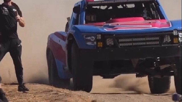 生命不该在沉默中腐朽，应该在激情中燃烧！