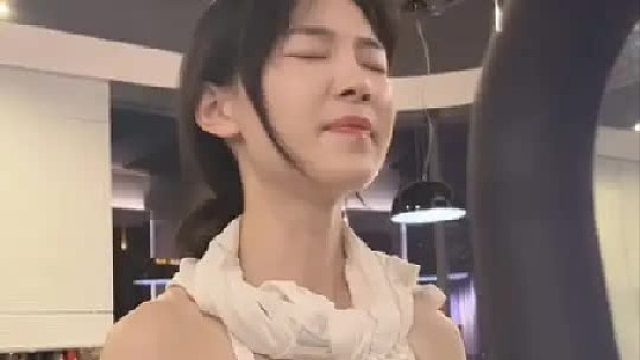 巧了，你也穿了白色入镜