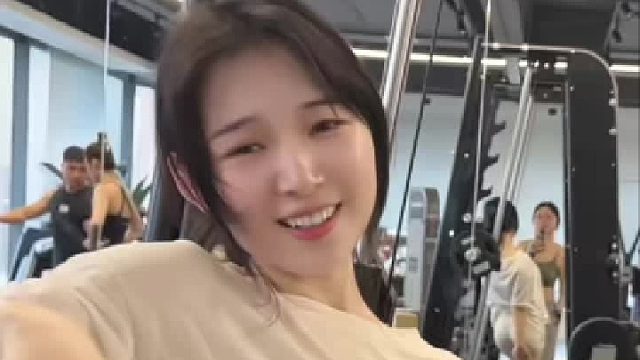 有点小坏，有点小撩，非常好看