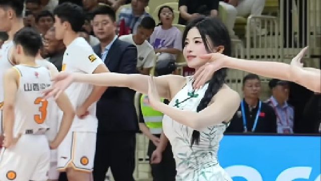 初见她漫步溪桥下