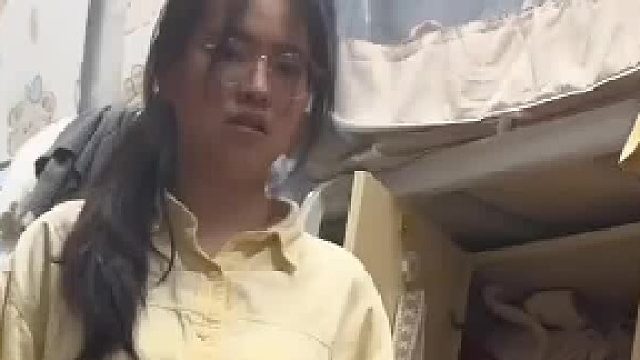 把带拉上来，然后弾回去，非常好玩的
