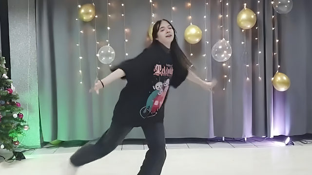 俄罗斯姑娘才艺表演24.01.10_铁锤(安吉丽娜)00