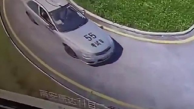 车头触线了，不一定是轮胎压的