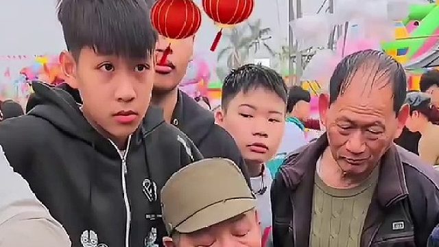 户外的大哥真的挺会玩的。