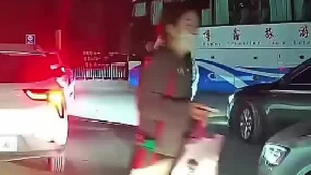 景区里大家都在排队出去，男子直接挡到车前让自家车插队