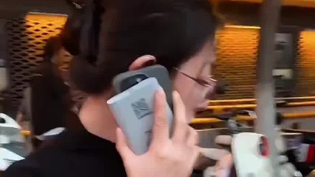 妹子太善良了 居然还想着提醒车主