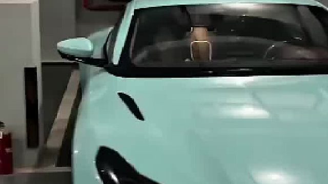 女子车上等男友下班，开门一瞬间男友发出“惊喜”尖叫