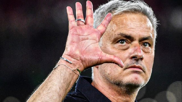 名帅风范！罗马决赛领先：穆里尼奥冷静指挥，夺冠亲吻奖杯