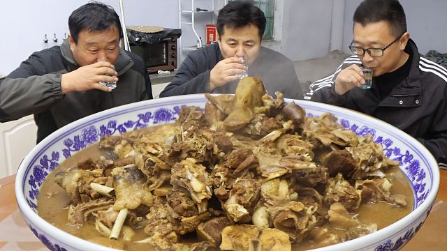 1只大鹅，1只鸭子，2个公鸡，农家小院炖一锅，哥几个喝点小酒