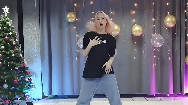 俄罗斯姑娘才艺表演24.01.10_秀儿(拉达)03