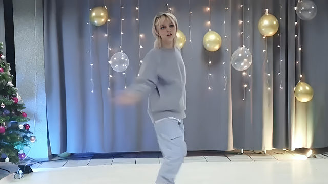 俄罗斯姑娘才艺表演24.01.10_小红帽01