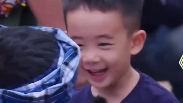 jasper和大人说话真是声情并茂，太可爱太萌了。