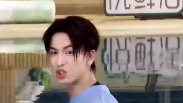 张凌赫：水这么浅吗。杨迪：都到我胸了，还浅。