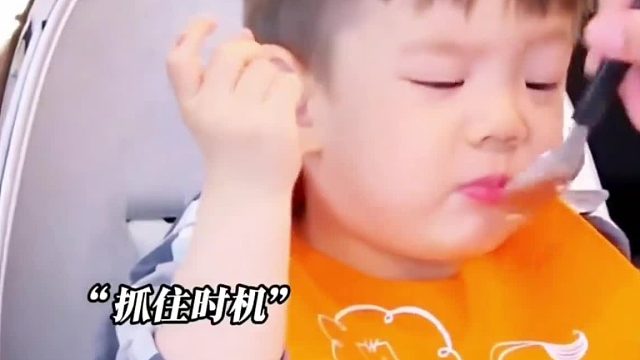 杜江给嗯哼喂饭，嗯哼不吃竟然套路杜江，真是太可爱了。