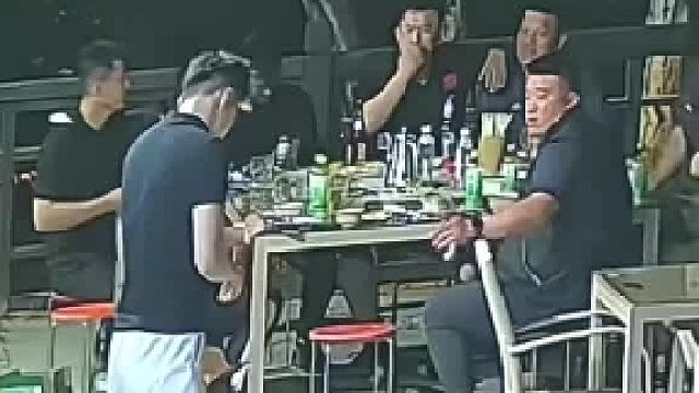 男生喝完酒后给好友表演武术,难道这就是以武会友