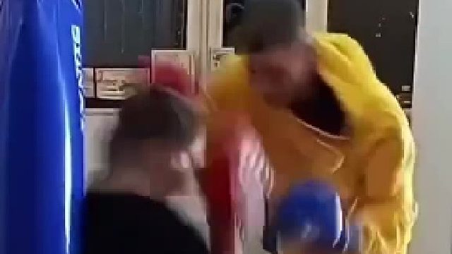 男子你最好一直在你妈旁边