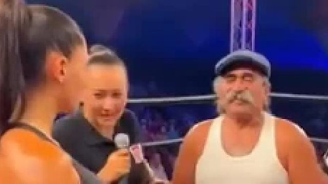 女拳被一巴掌打晕