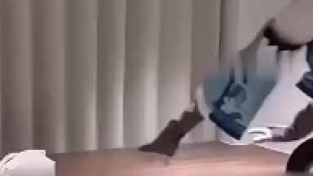 女友给男友准备惊喜，跳上桌子的一瞬间，今晚小伙直接认输