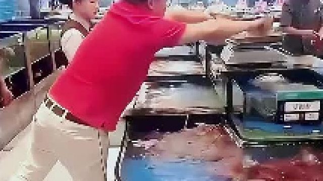 男子买海鲜过秤后，亲自摔死，防“狸猫换太子”！