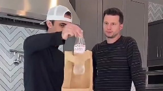说好水变酒呢 结果连瓶都快没了