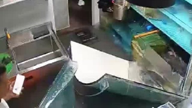 鱼缸也碰瓷啊