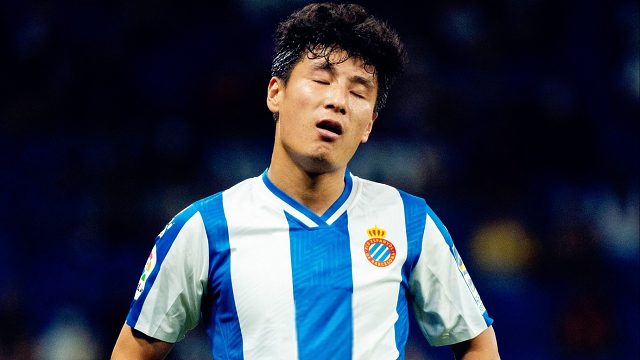 太难了！武磊留洋名场面：不是被放倒，就是被皮球击中