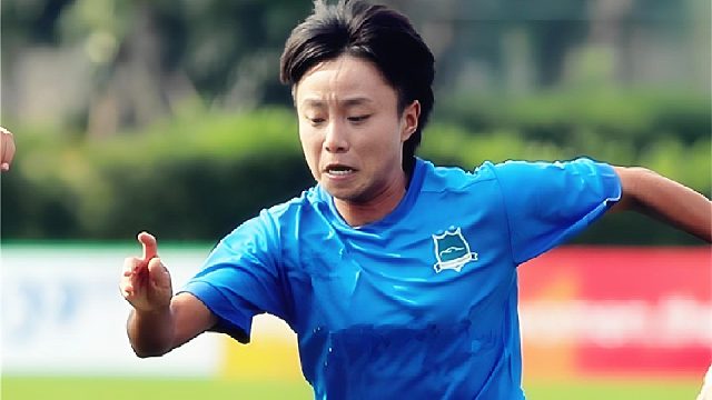 真拼！女足张琳艳凶猛奔袭40米，贝尔式外线超车造点