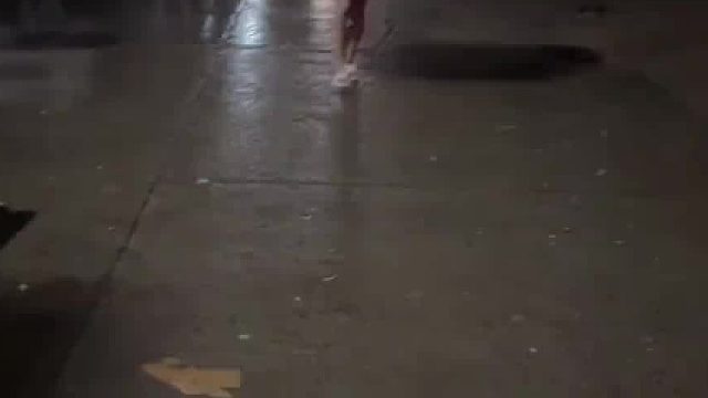 事情是这样的，昨晚出去吃饭，吃完雨下的非常大，因为就在家门口吃的饭，媳妇知道我吃完饭过来接的我